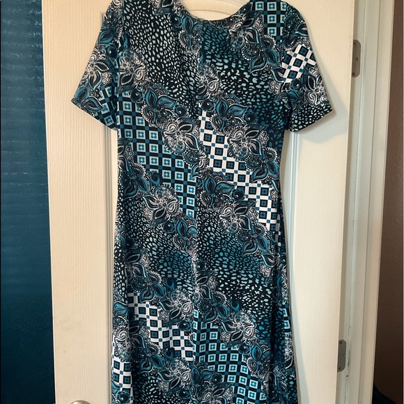 Polyester blend dress will stretch - Picture 2 of 2